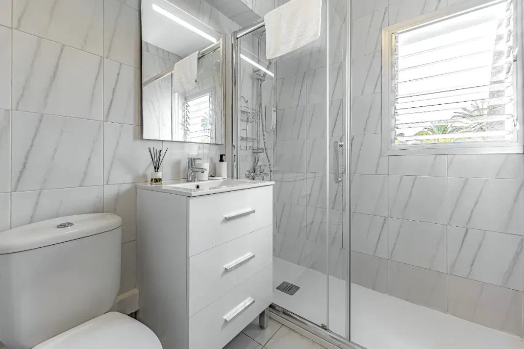 Apartment 3 - Baño con ducha