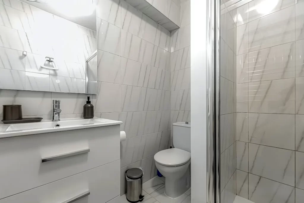 Apartment 6 - Baño con ducha