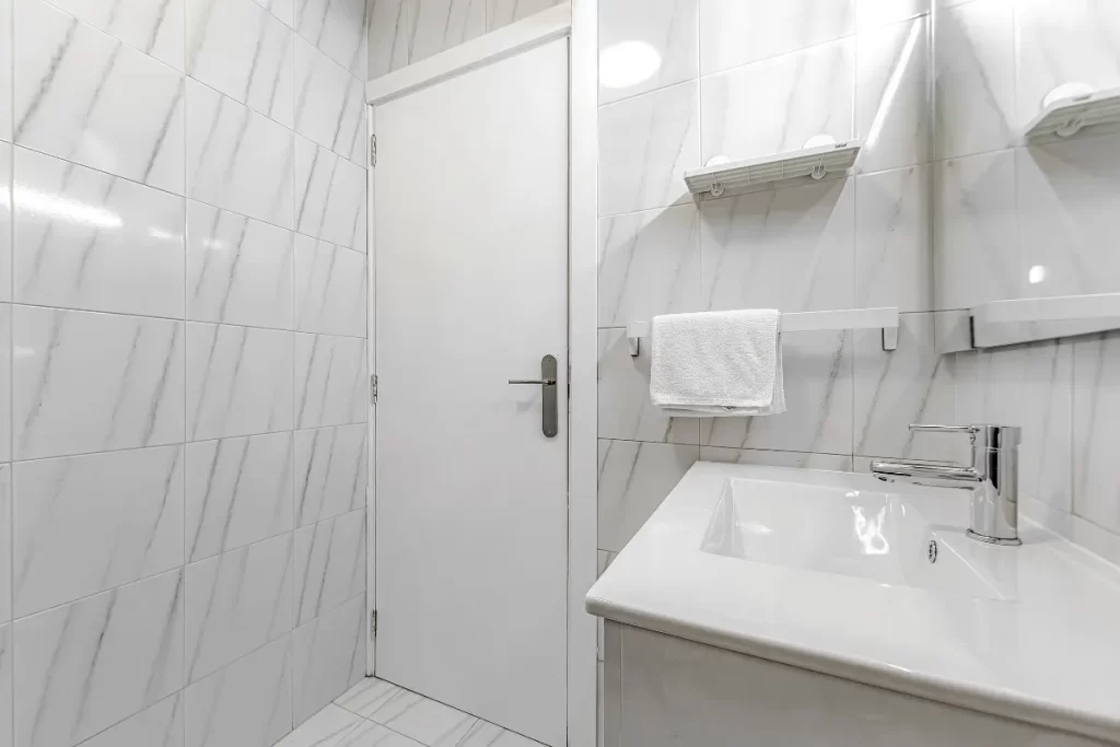 Apartment 8 - Baño con ducha